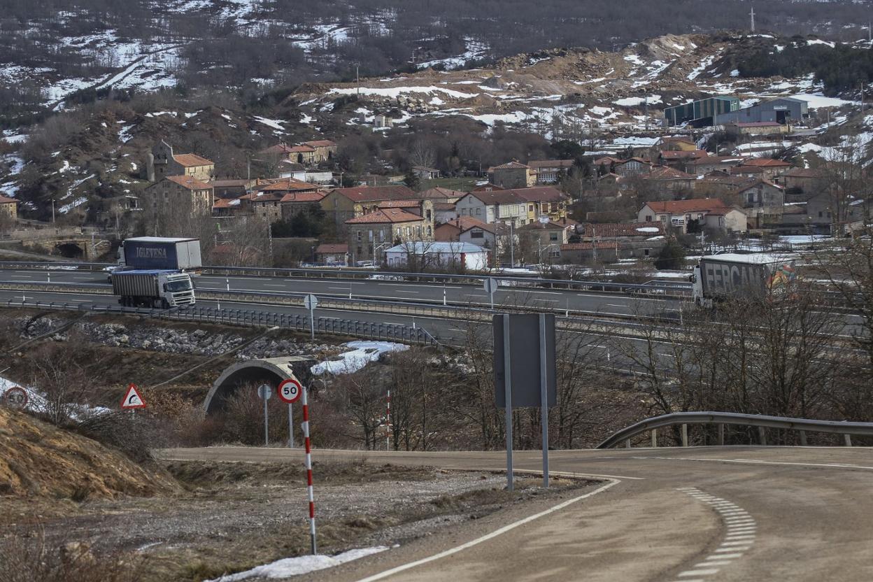 La A-67 a su paso por Quintanilla de las Torres, zona en la que se va a construir el nuevo enlace. :: J. L. sardina