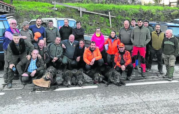 Cuadrilla 55 de Domingo Bueno, con los cinco jabalíes cazados en Milebaños. 