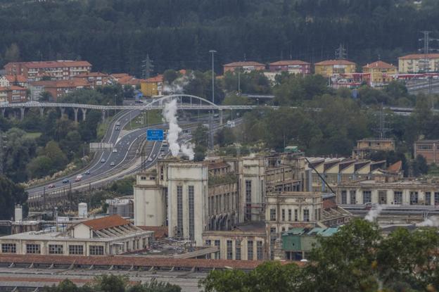 Instalaciones que Sniace posee en Torrelavega, junto a la Autovía A-8. 