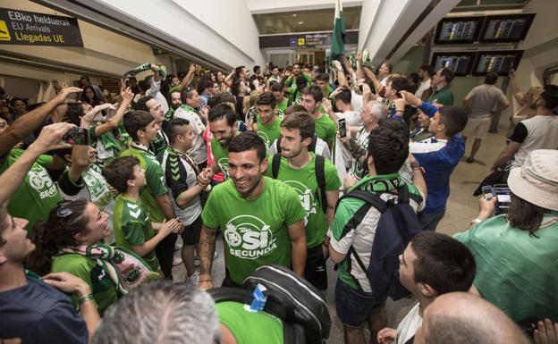 Imagen de archivo del recibimiento de cientos de aficionados a los jugadores verdiblancos en el aeropuerto de Loiu, en Vizcaya.