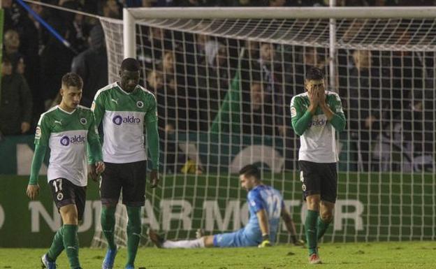 Enzo, Yoda y Olaortua, cabizbajos tras uno de los goles de la Ponferradina.