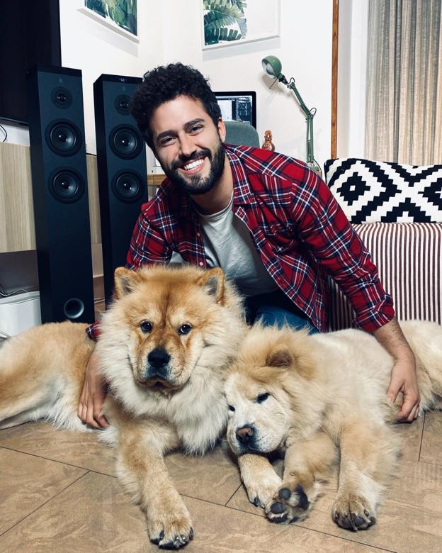 El presentador cántabro Javier de Hoyos, con sus perros chow chow, Leo y Sirio. 