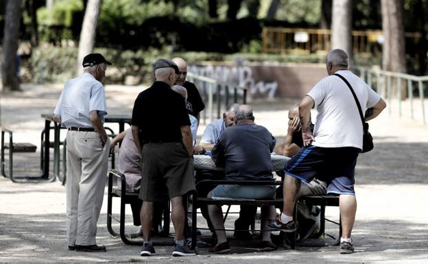 Un grupo de ancianos en un parque. 