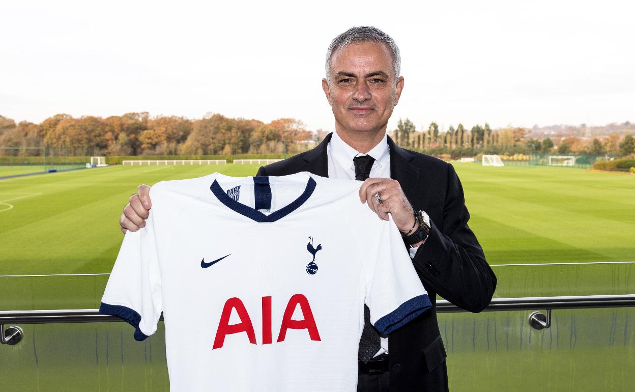 Mourinho, con su nueva camiseta. 