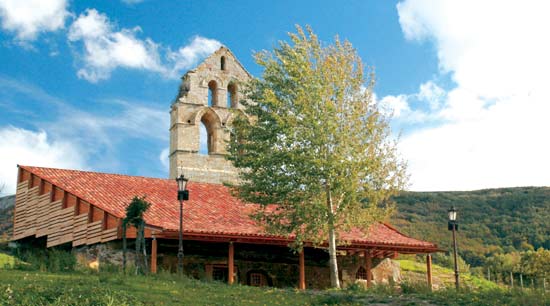 Iglesia rupestre de Santa María de Valverde, declarada Bien de Interés Cultural en 1985. Sobre la roca en la que está excavada se colocó una espadaña románica.