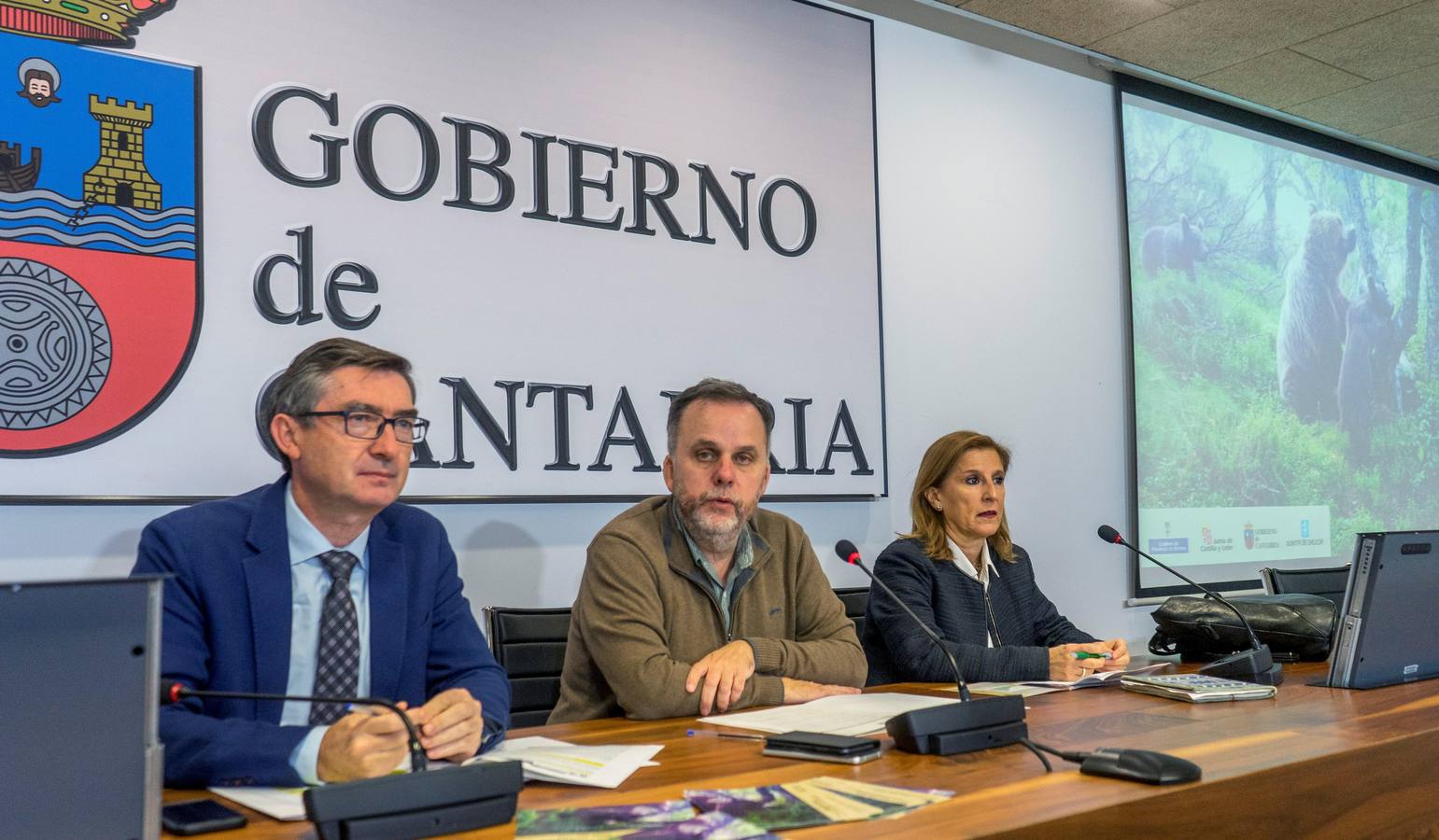 El director general de Biodiversidad, Medio Ambiente y Cambio Climático de Cantabria, Antonio Lucio (c); la jefa de servicio de Parques Naturales y Especies Protegidas del Principado de Asturias, Teresa Sánchez y el director general de Patrimonio Natural de la Junta de Castilla y León, José Ángel Arranz, durante la rueda de prensa que ofreció este miércoles en Santander para informar sobre el censo de osas con crías en la Cordillera Cantábrica 2018.