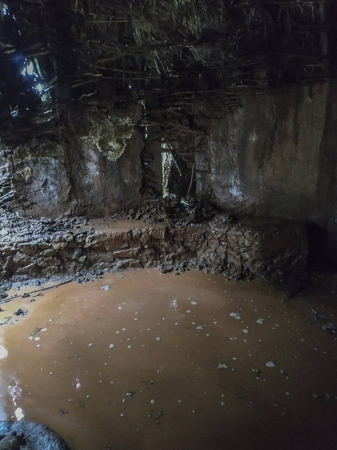 Los últimos temporales y la falta de mantenimiento han destrozado el Poblado Cántabro, uno de los recursos turísticos más importantes de Cabezón de la Sal. Las inundaciones han arrasado las cabañas. Los enseres se amontonan y los tejados se han roto en muchos casos.
