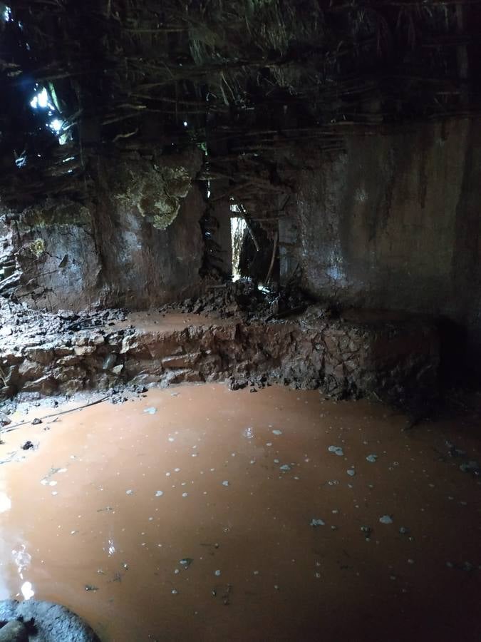 Los últimos temporales y la falta de mantenimiento han destrozado el Poblado Cántabro, uno de los recursos turísticos más importantes de Cabezón de la Sal. Las inundaciones han arrasado las cabañas. Los enseres se amontonan y los tejados se han roto en muchos casos.