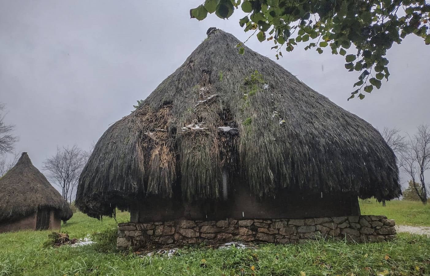 Los últimos temporales y la falta de mantenimiento han destrozado el Poblado Cántabro, uno de los recursos turísticos más importantes de Cabezón de la Sal. Las inundaciones han arrasado las cabañas. Los enseres se amontonan y los tejados se han roto en muchos casos.