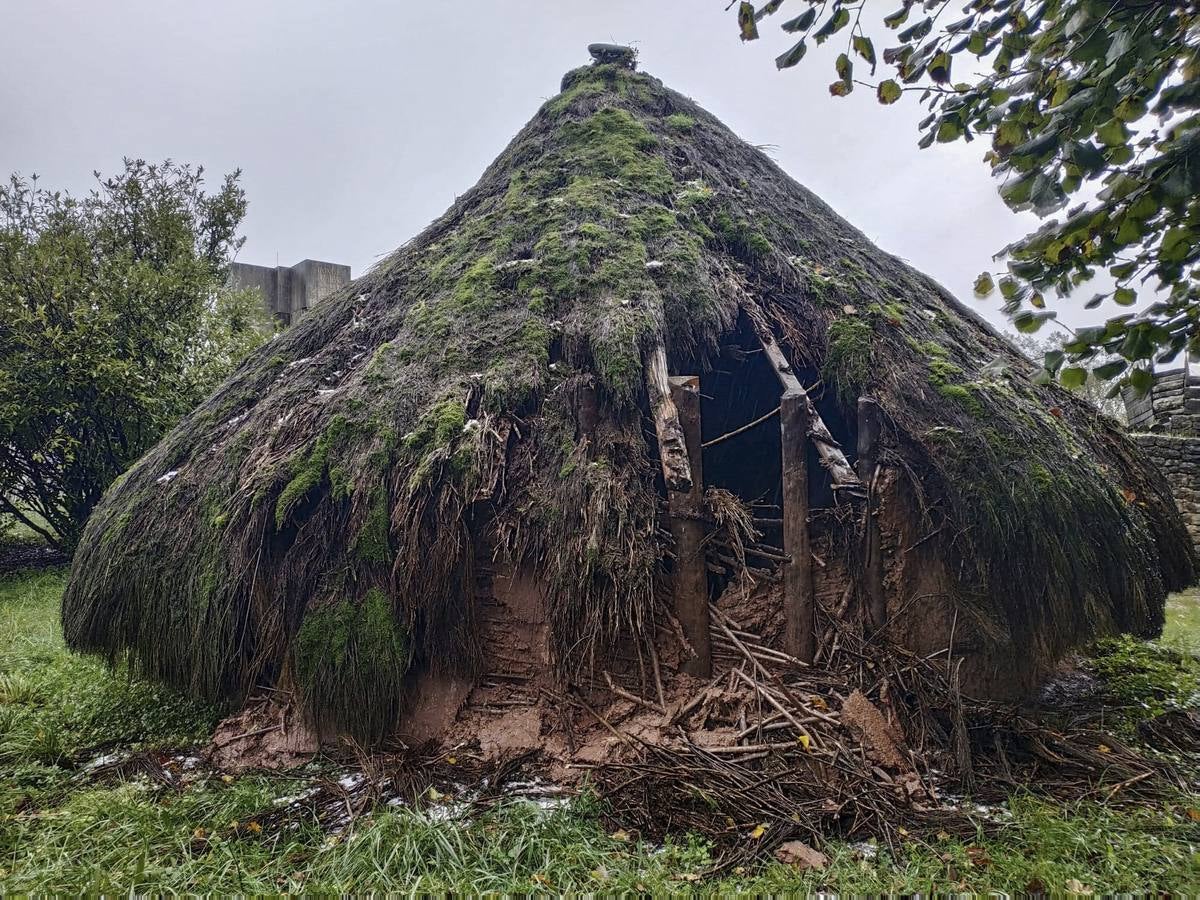 Los últimos temporales y la falta de mantenimiento han destrozado el Poblado Cántabro, uno de los recursos turísticos más importantes de Cabezón de la Sal. Las inundaciones han arrasado las cabañas. Los enseres se amontonan y los tejados se han roto en muchos casos.