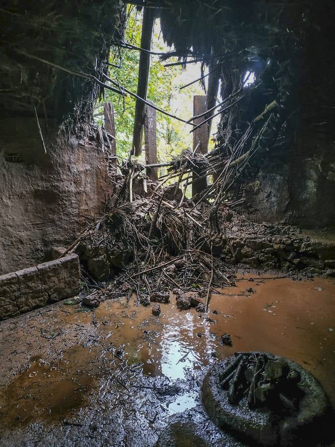Los últimos temporales y la falta de mantenimiento han destrozado el Poblado Cántabro, uno de los recursos turísticos más importantes de Cabezón de la Sal. Las inundaciones han arrasado las cabañas. Los enseres se amontonan y los tejados se han roto en muchos casos.