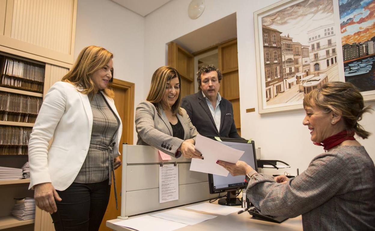 Maria Jose Saenz de Buruaga, PP, acompañada de Iñigo Fernandez y Maria Jose Gonzalez Revuelta presentan la enmienda a la totalidada de lo presupuestos del gobierno de Cantabria en el Parlamento 