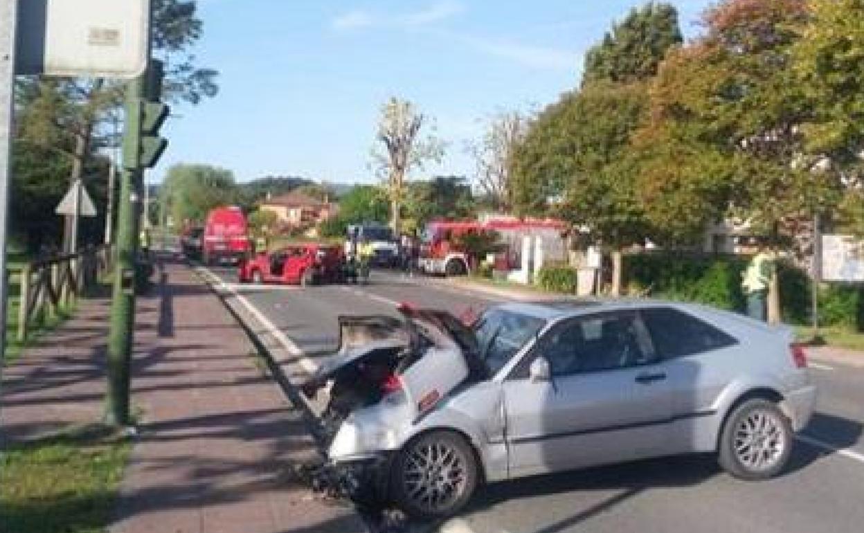 En un primer plano y al fondo, el estado en el que quedaron los coches tras el accidente