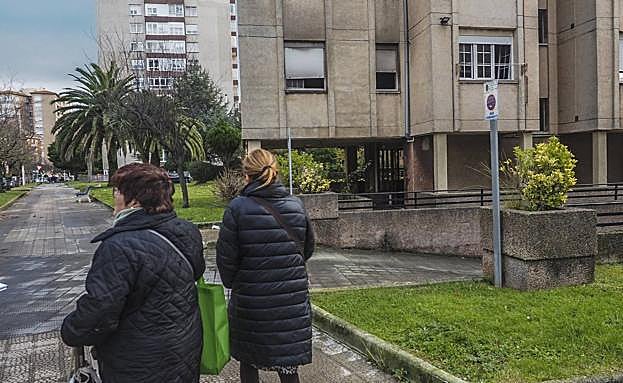 Imagen principal - Un hombre de 66 años muere por inhalación de humo en un incendio en una vivienda de Cazoña
