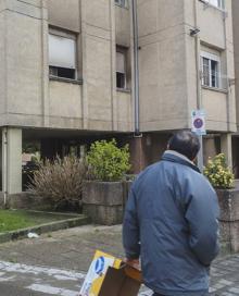 Imagen secundaria 2 - Un hombre de 66 años muere por inhalación de humo en un incendio en una vivienda de Cazoña