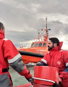 Imagen secundaria 2 - Cruz Roja y Salvamento Marítimo desafían a las olas para remolcar un barco semihundido a la deriva