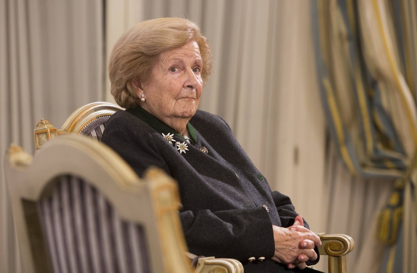 Imagen secundaria 1 - Las emisoras de Atresmedia en Cantabria premian a la cántabra María Josefa Pérez Vega, de 92 años