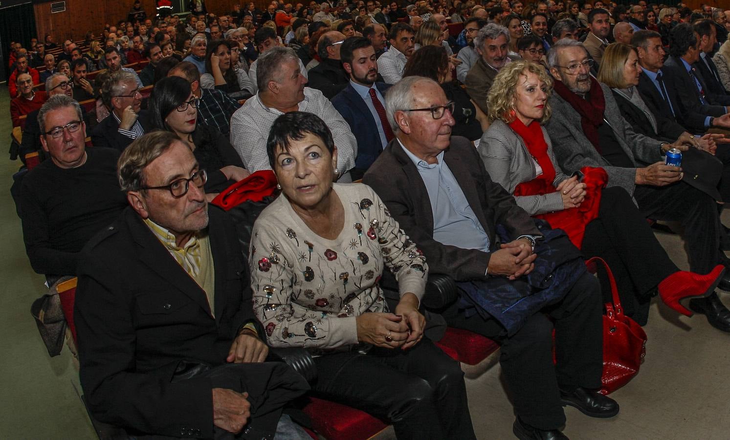 Con dos grandes carteles con la imagen de Rafael de la Sierra y el epígrafe 'Razón y Corazón', el acto ha reunido a numerosos familiares y amigos del exconsejero de Presidencia y expresidente del Parlamento, fallecido el pasado 19 de junio