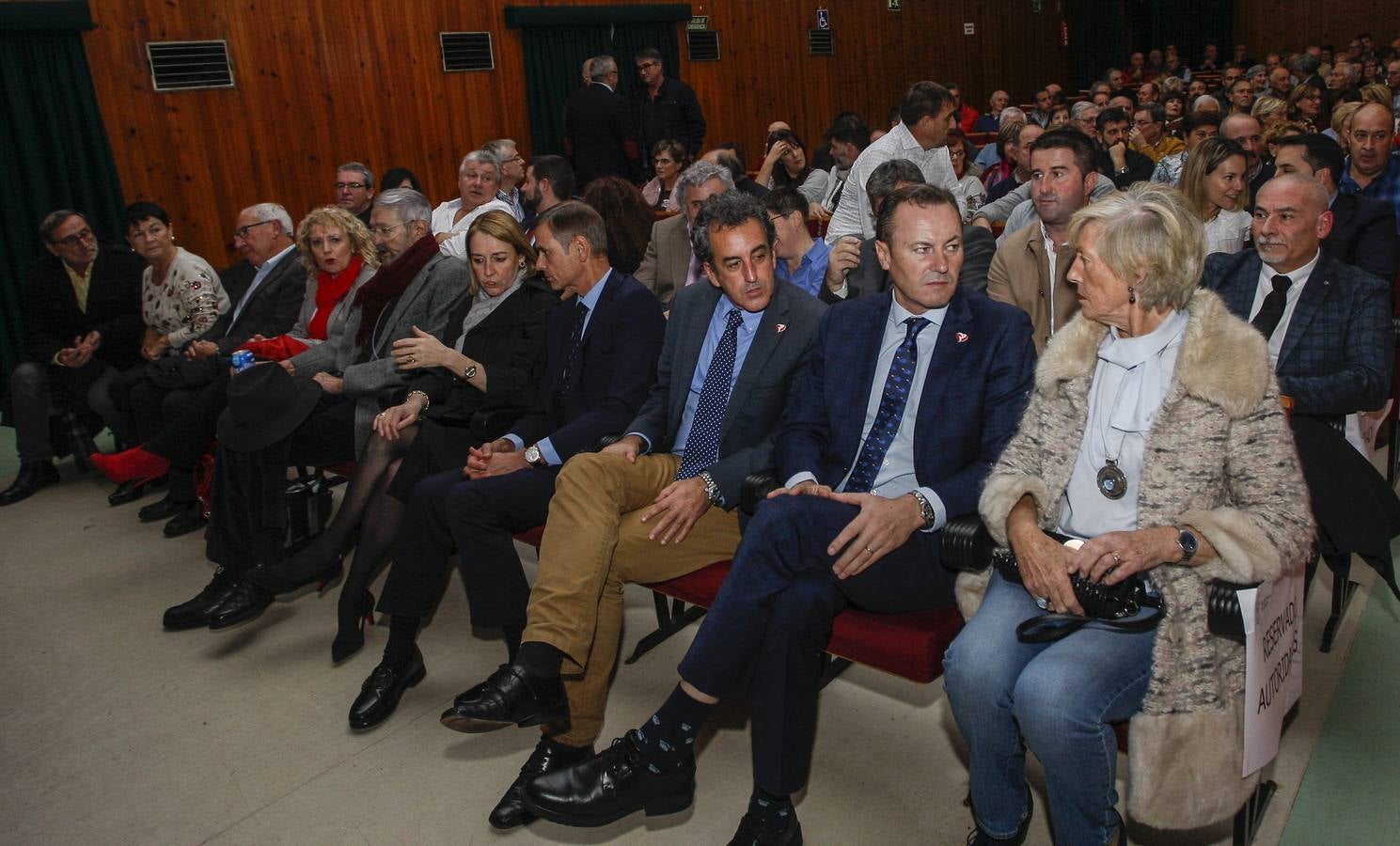 Con dos grandes carteles con la imagen de Rafael de la Sierra y el epígrafe 'Razón y Corazón', el acto ha reunido a numerosos familiares y amigos del exconsejero de Presidencia y expresidente del Parlamento, fallecido el pasado 19 de junio