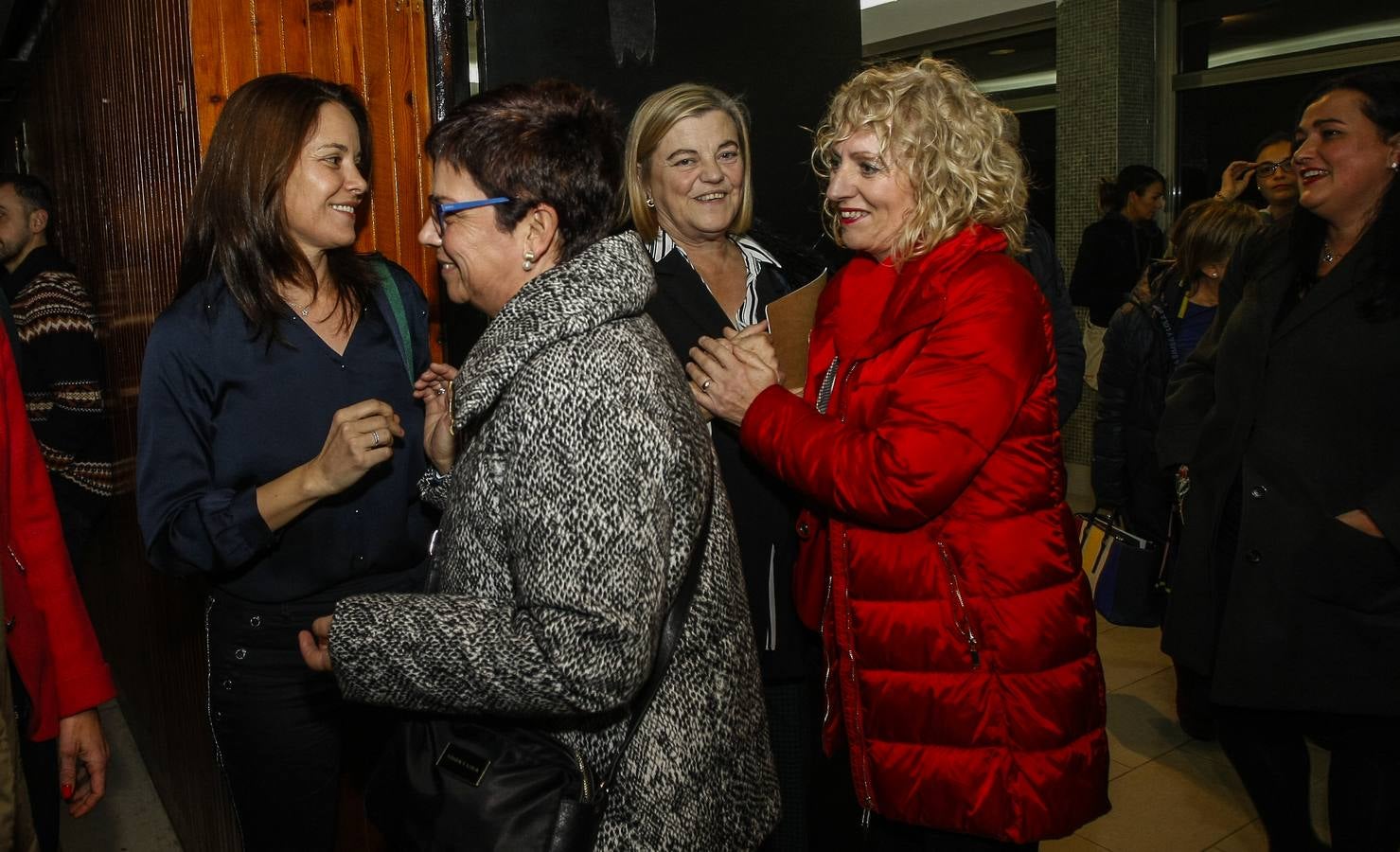 Con dos grandes carteles con la imagen de Rafael de la Sierra y el epígrafe 'Razón y Corazón', el acto ha reunido a numerosos familiares y amigos del exconsejero de Presidencia y expresidente del Parlamento, fallecido el pasado 19 de junio