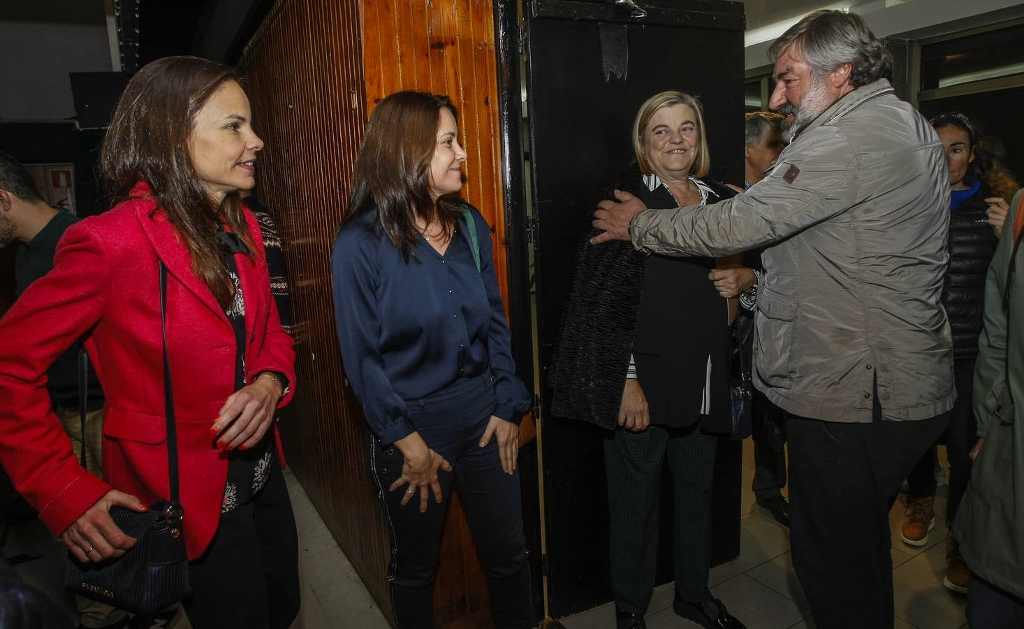 Con dos grandes carteles con la imagen de Rafael de la Sierra y el epígrafe 'Razón y Corazón', el acto ha reunido a numerosos familiares y amigos del exconsejero de Presidencia y expresidente del Parlamento, fallecido el pasado 19 de junio