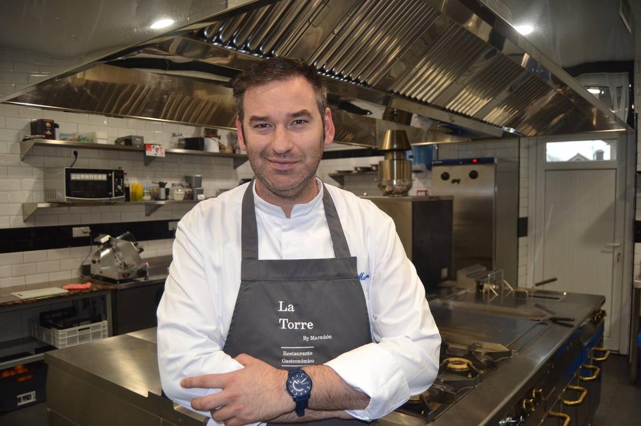 Javier Marañón, en su moderna cocina de La Torre. :: dm