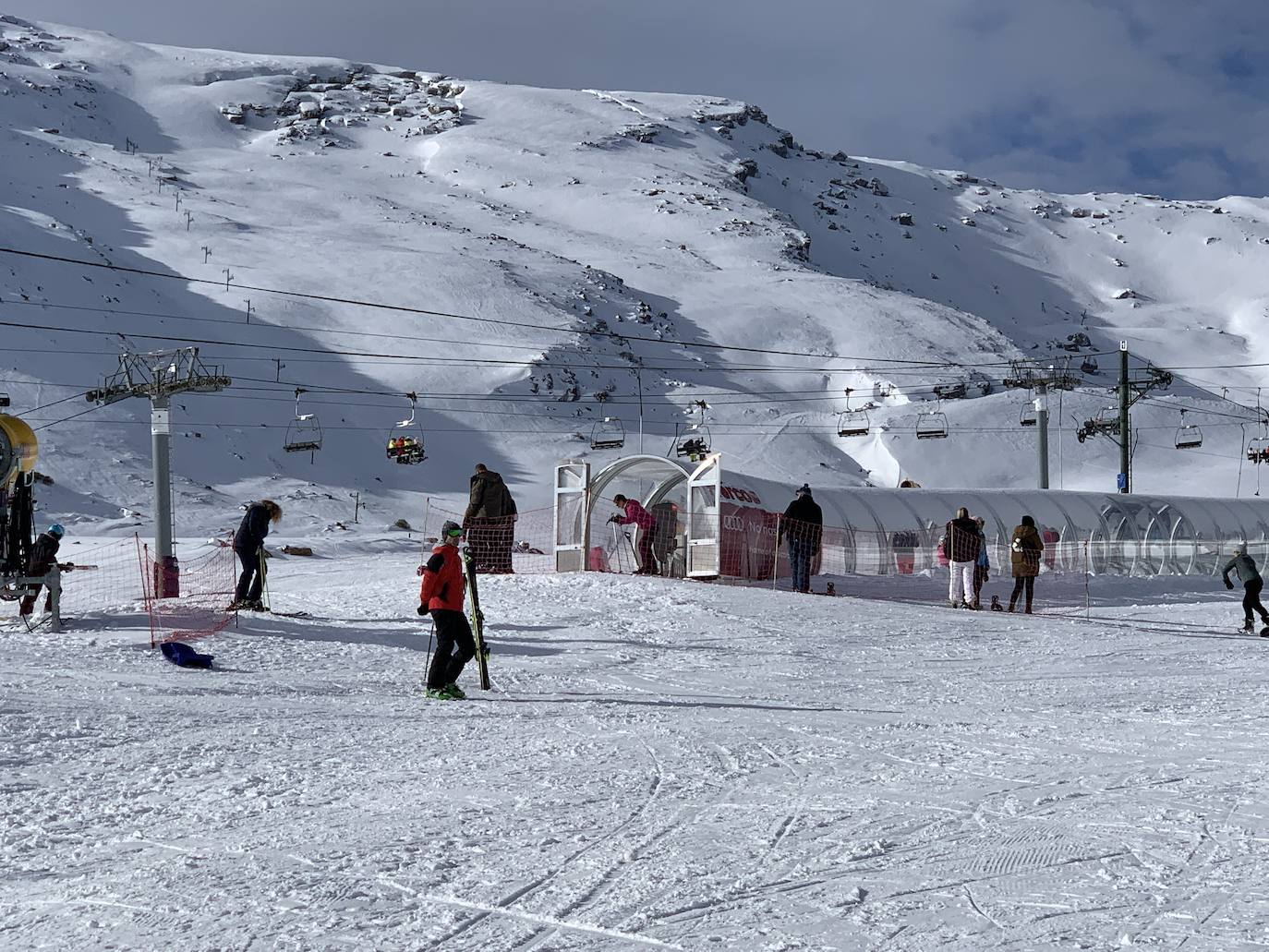 Fotos: Los esquiadores estrenan la temporada en Alto Campoo