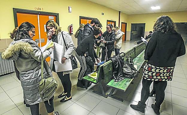 Algunos de los pediatras que se presentaron a la oposición de ayer en la UC intercambian impresiones a la salida.