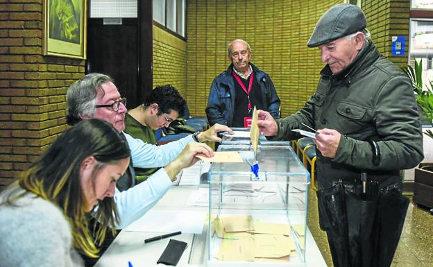 Un vecino vota en el colegio Los Agustinos, de Santander, el pasado 10-N. 