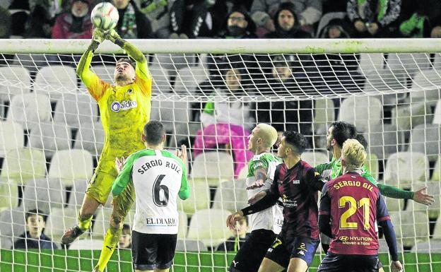 Luca, escoltado por Sergio Ruiz y Alexis, despeja un balón ante la delantera del Extremadura. 