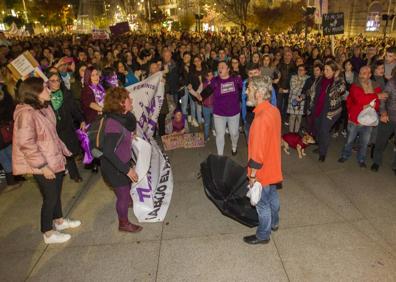 Imagen secundaria 1 - Miles de voces contra la violencia machista