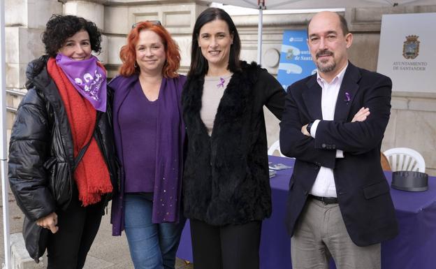 La alcaldesa, esta mañana en la mesa instalada en la plaza del Ayuntamiento por el Centro Municipal de Igualdad.