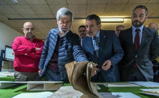 El director del Archivo Regional de Murcia, Rafael Fresneda preside junto al delegado del Gobierno de la Región de Murcia, Francisco Jiménez el acto de muestra y entrega a su dueños de una importante operación de Patrimonio Documental Histórico Español en el Archivo General de la Región de Murcia.