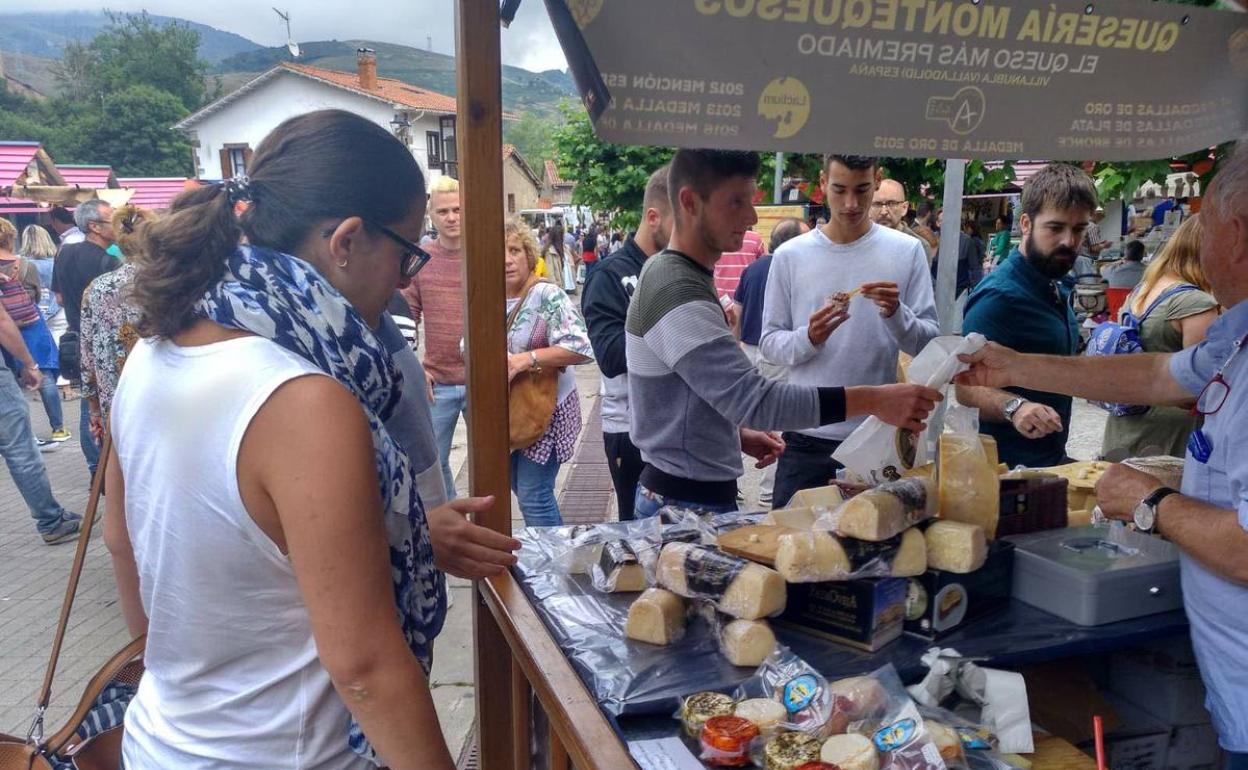 Imagen de una edición de la Feria Internacional de Quesos Artesanos de Pesquera.