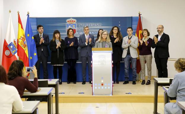 La directora general de Igualdad y Mujer, Consuelo Gutiérrez, lee esta mañana una declaración institucional del Ejecutivo cántabro en contra de la violencia machista.