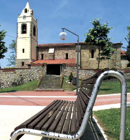 Iglesia de San Miguel, emplazada en el núcleo de Miengo.