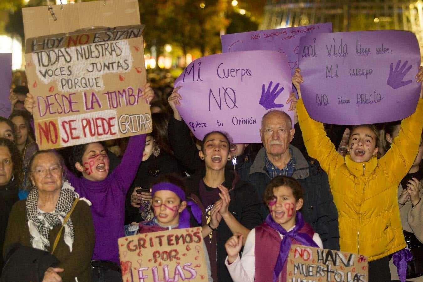 Centenares de personas se han echado a la calle en una manfiestación que ha recorrido el centro de la capital de Cantabria