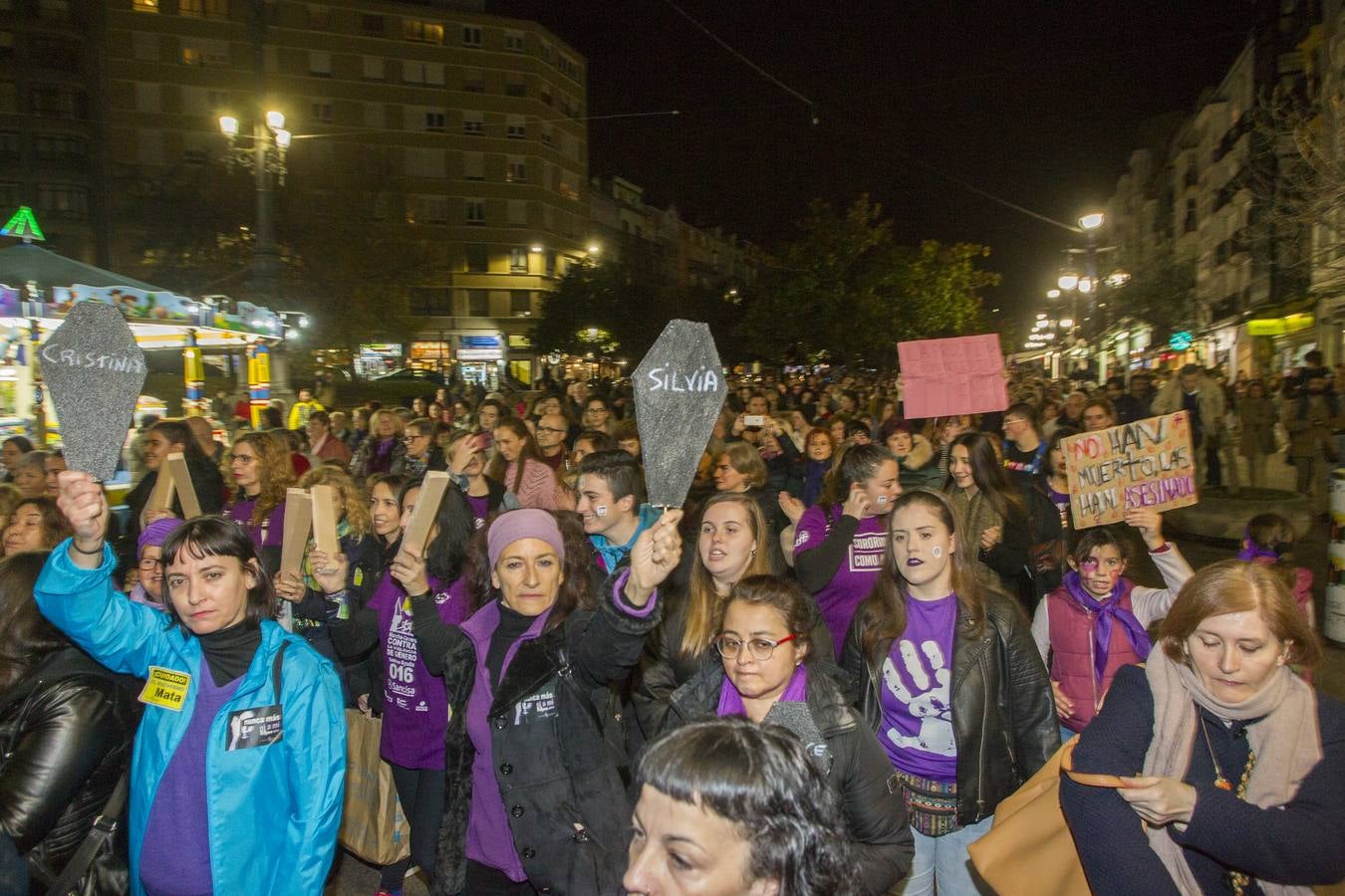 Centenares de personas se han echado a la calle en una manfiestación que ha recorrido el centro de la capital de Cantabria