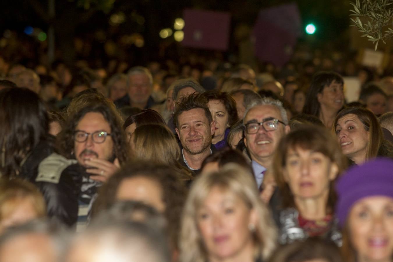 Centenares de personas se han echado a la calle en una manfiestación que ha recorrido el centro de la capital de Cantabria