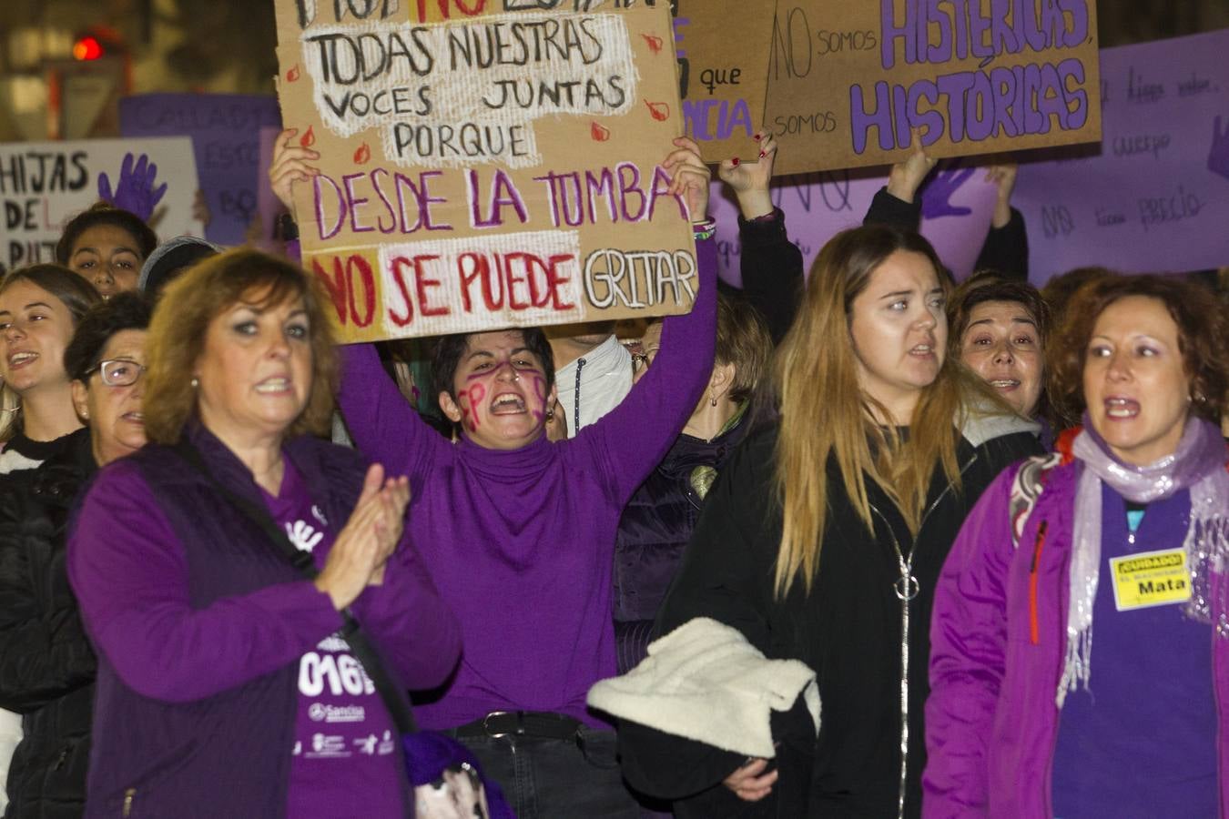 Centenares de personas se han echado a la calle en una manfiestación que ha recorrido el centro de la capital de Cantabria