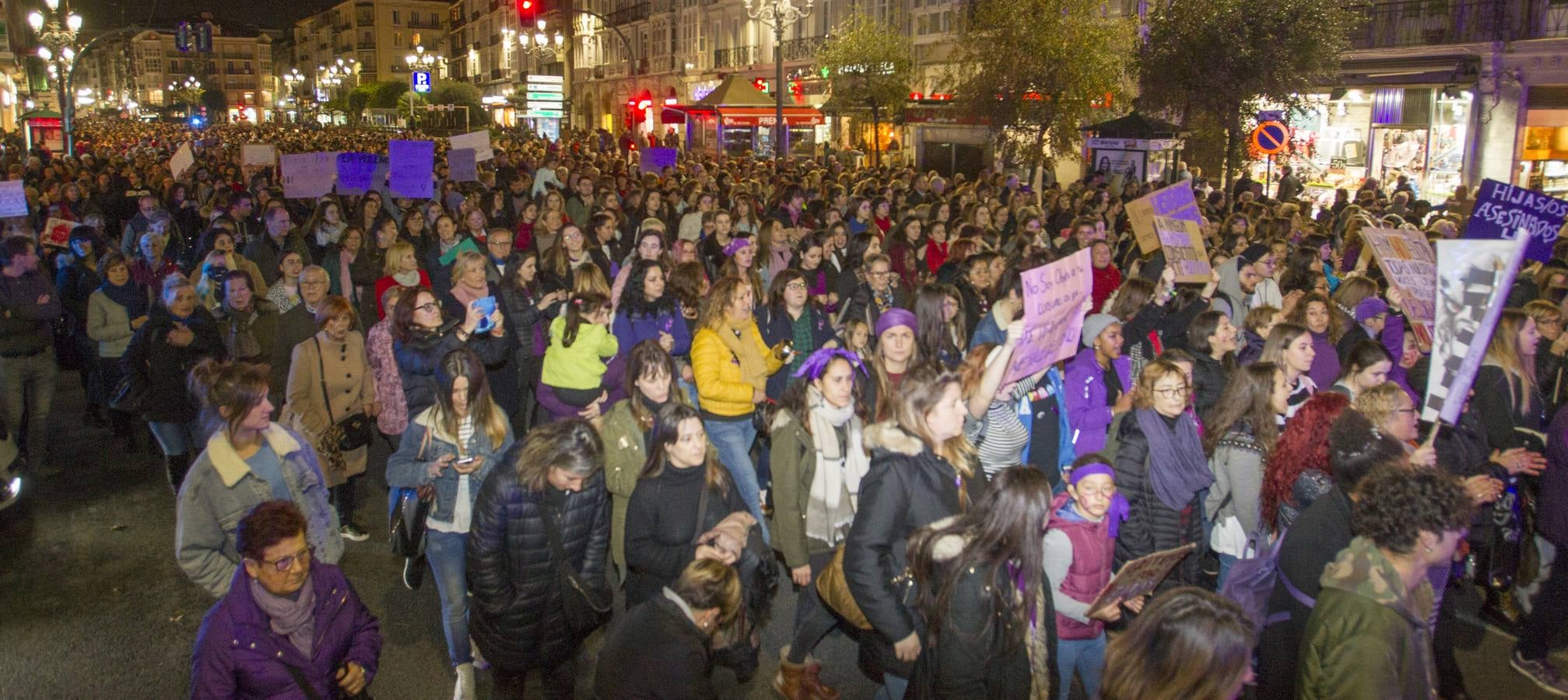 Centenares de personas se han echado a la calle en una manfiestación que ha recorrido el centro de la capital de Cantabria