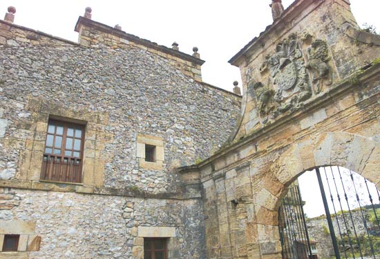 Portalada del Palacio de Herrera.