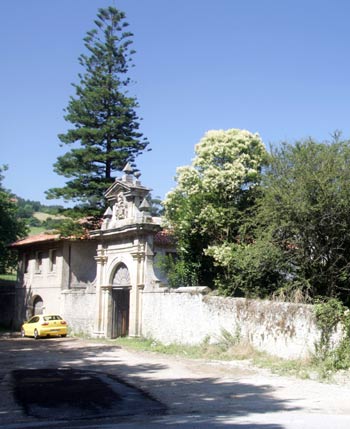 Imagen secundaria 2 - Vista de la Torre de Velo, en Arce. Vista del palacio de la Conquista Real, casona ubicada en Arce y declarada Bien de Interés Cultural en 1994. Portalada, de tradición clasicista, del palacio de los Condes de Mortera.