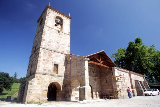 Imagen secundaria 1 - Iglesia de San Vicente, en Vioño. Santuario de la Virgen de Valencia, en la localidad de Vioño. Vista de la iglesia de Santa Eulalia, en Oruña.