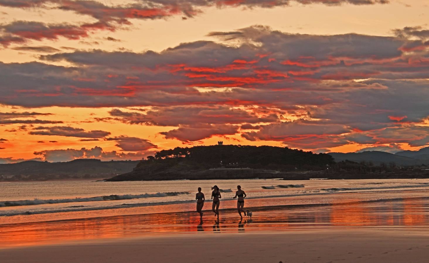 El viento sur ha traído temperaturas más cálidas a las de los últimos días, y varios bañistas se han dado un chapuzón a primera hora