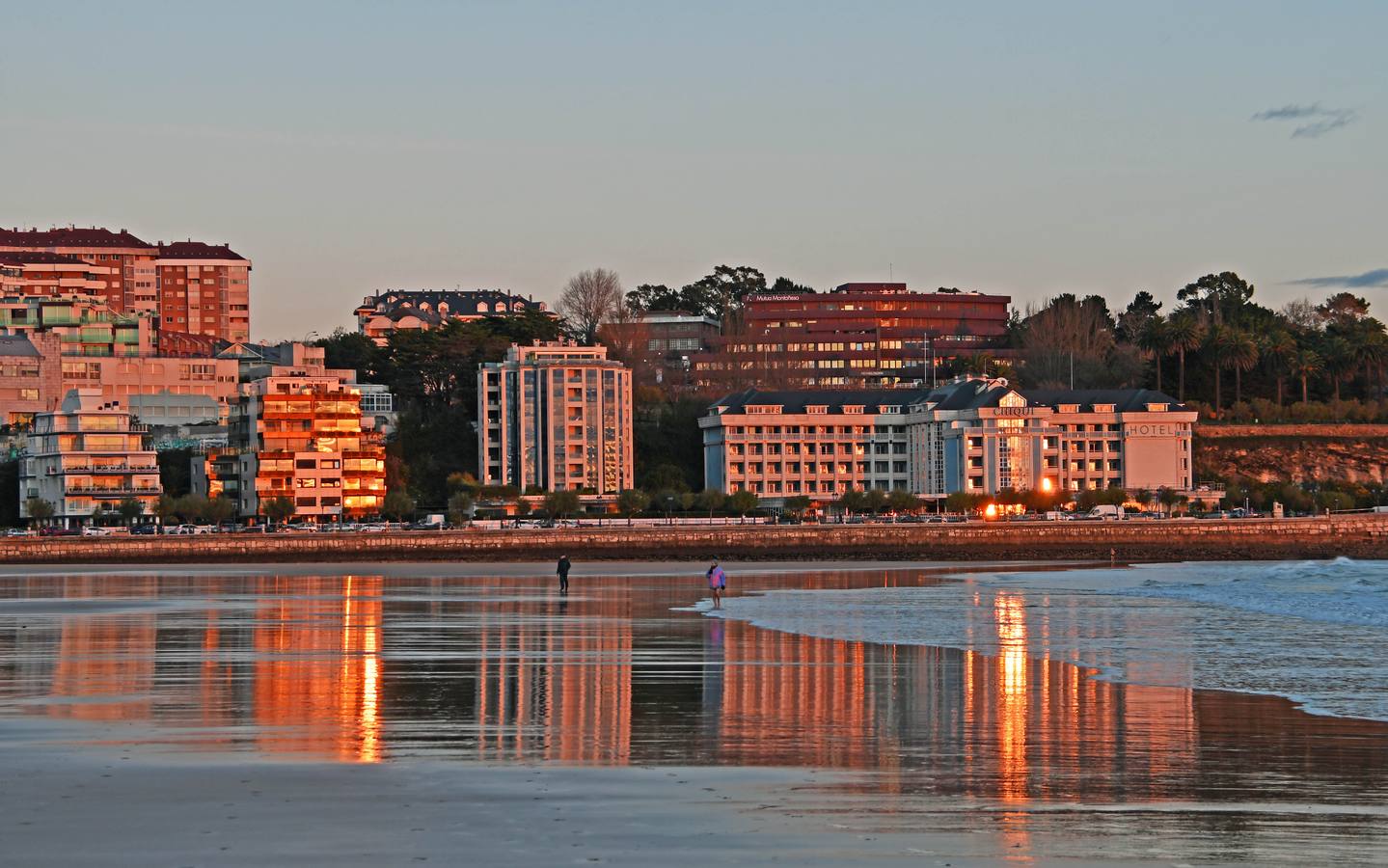El viento sur ha traído temperaturas más cálidas a las de los últimos días, y varios bañistas se han dado un chapuzón a primera hora