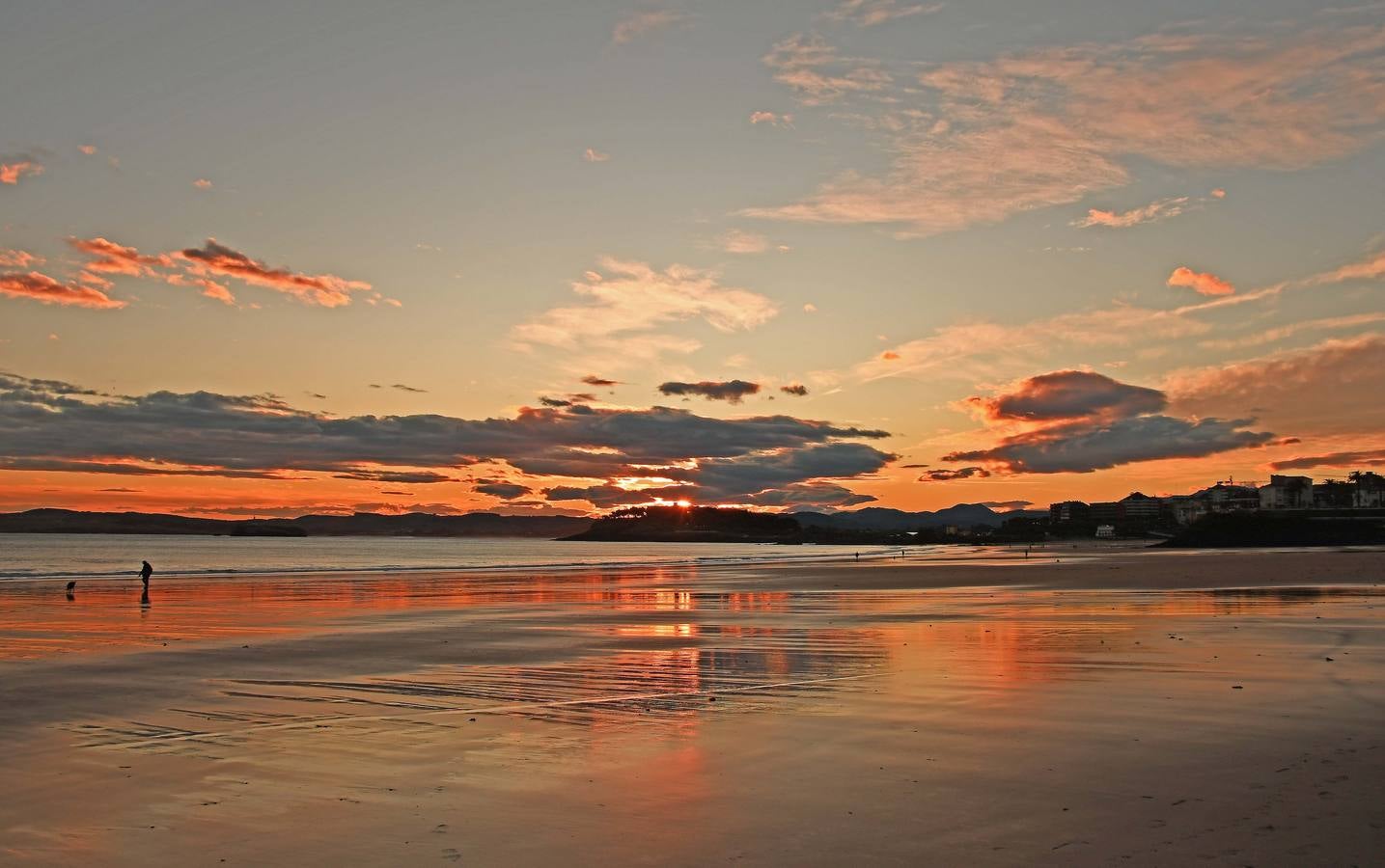 El viento sur ha traído temperaturas más cálidas a las de los últimos días, y varios bañistas se han dado un chapuzón a primera hora