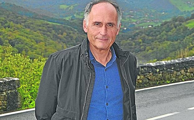 Julián Fuentecilla, con el Picón del Fraile de fondo. :