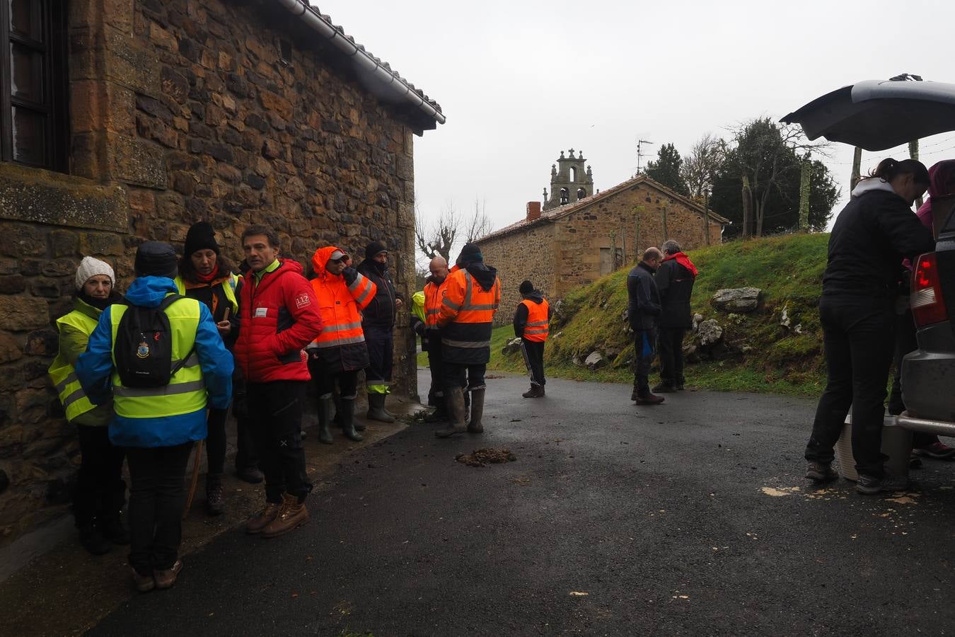 Efectivos de rescate y voluntarios, en Población de Arriba participando en el operativo de búsqueda de Roberto Lavid.