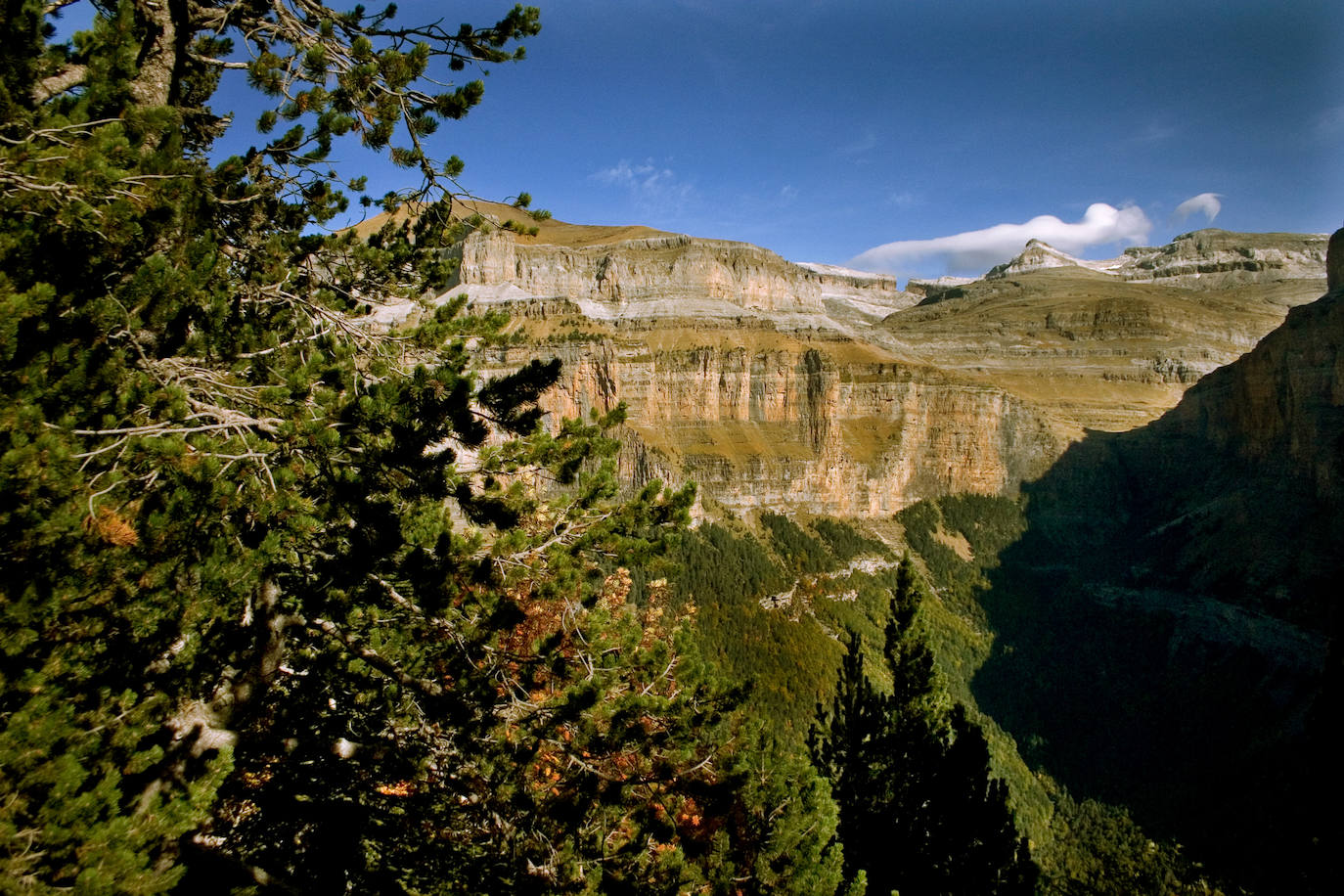 La ruta que parte de la pradera de Ordesa, asciende por la Senda de los cazadores y recorre el valle desde las alturas para llegar a la Cola del caballo permite disfrutar de un paisaje maravilloso. El regreso al punto inicial por el propio cañón es también de una enorme belleza como las gradas de Soaso